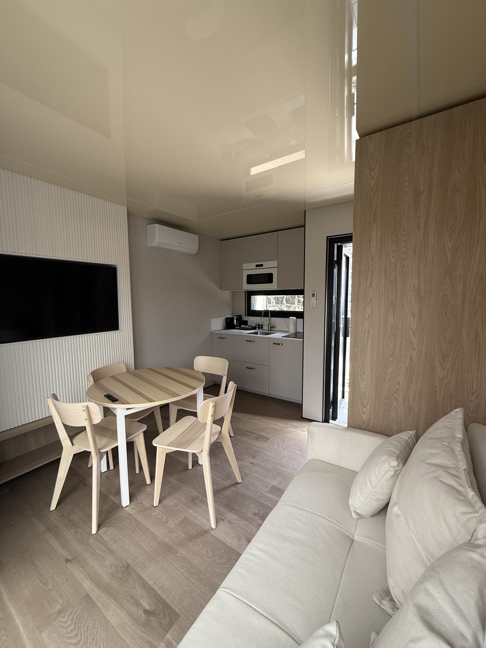 Houseboat Kurkuma — widok zewnętrzny
